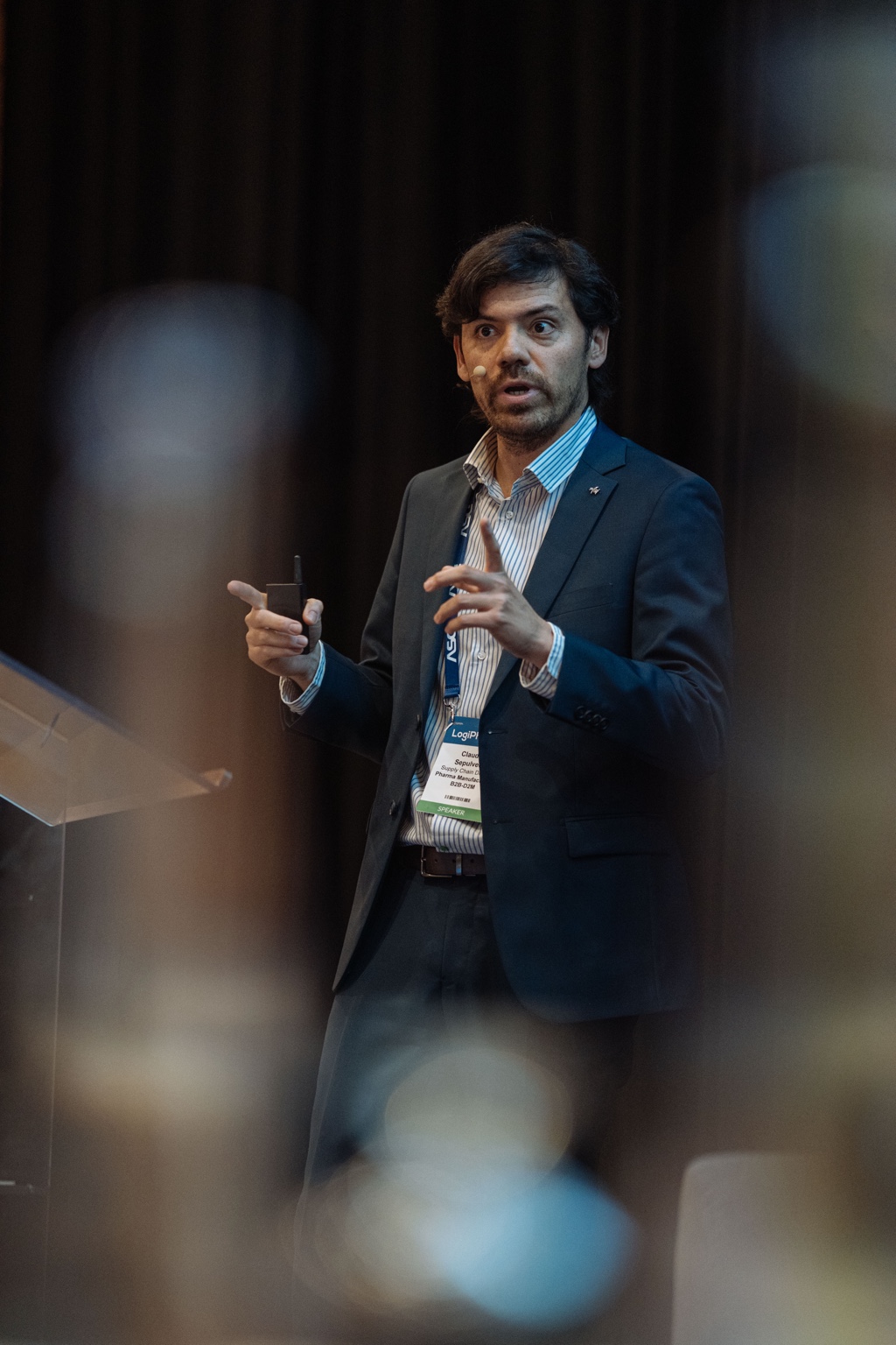 Claudio Sepúlveda compartiendo su experiencia en una conferencia de supply chain